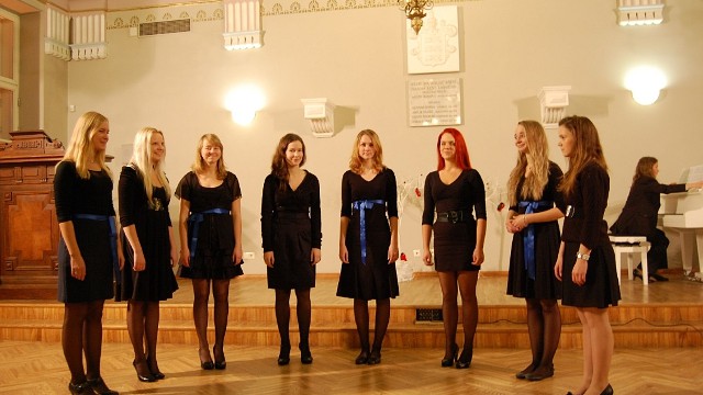 Tallinna Reaalkooli 11. klassi ansambel lõppkontserdil klaveril Gerli Kirikal