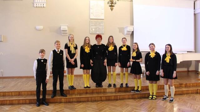 Tallinna 21. Kooli ansambel „Stepsel“ koos juhendaja Lydia Rahulaga