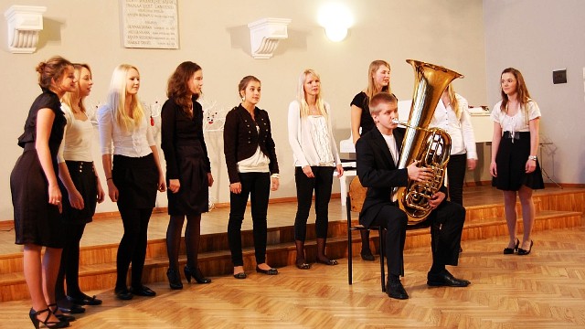 Tallinna Reaalkooli 10.klassi ansambel tuubal Marko Ratas juhendaja Heli Roos