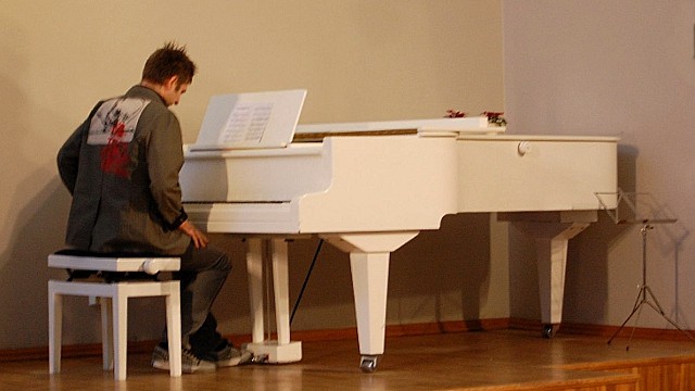Klaveril saadab Tomi Rahula