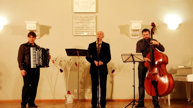 Esinevad Erkki Otsman (vokaal), Jaak Lutsoja (akordion) ja Tanel Liiberg (kontrabass)