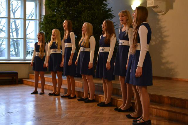 Tallinna Reaalkooli tütarlasteansambel juh Heli Roos 