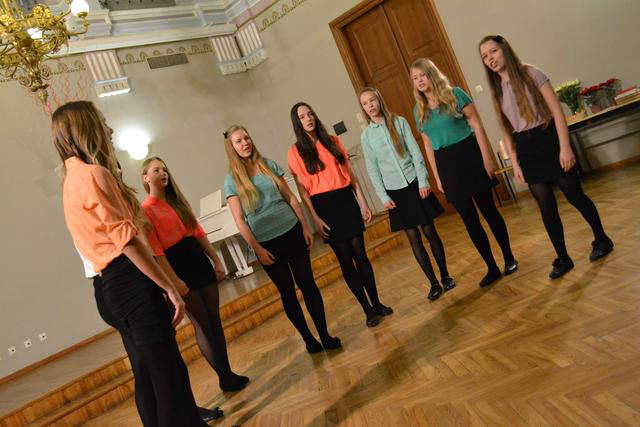 Tallinna 21. Kooli ansambel „Giusto“ esinemas lõppkontserdil
